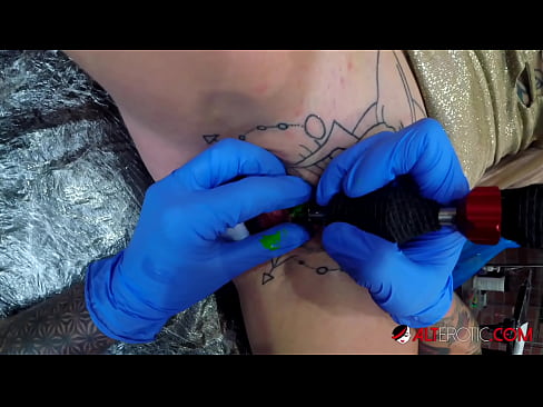 ❤️ Fìor tattooed hottie Sully Savage fhuair tattoo air a clitoris ❤❌  Gnè càileachd  aig gd.onetubes.top
